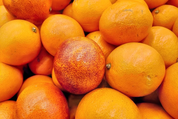 Primo piano su una pila di arance su una bancarella del mercato