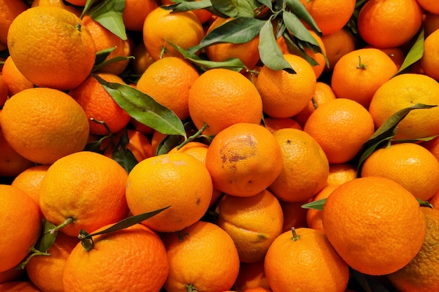 Primo piano su una pila di clementine in vendita su una bancarella del mercato