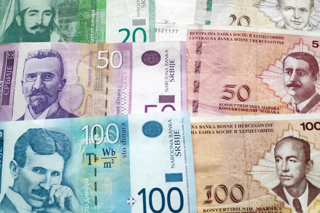 Primo piano su una pila di dinaro serbo e marchio convertibile della Bosnia ed Erzegovina