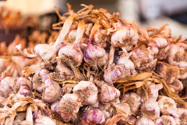 Primo piano su una pila di garlics su una bancarella del mercato