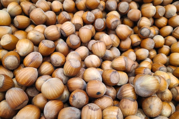 Primo piano su una pila di nocciole su una bancarella del mercato