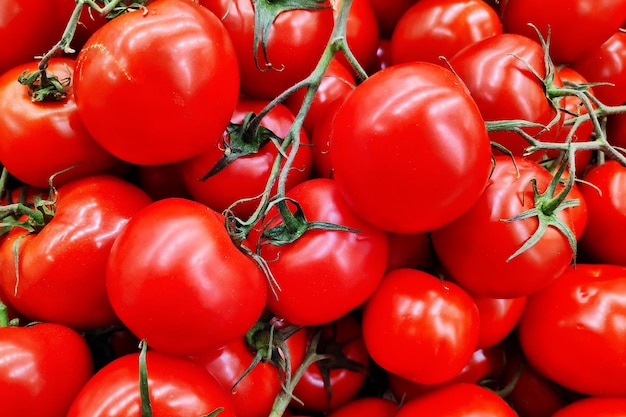 Primo piano su una pila di pomodori rotondi a grappolo su una bancarella del mercato