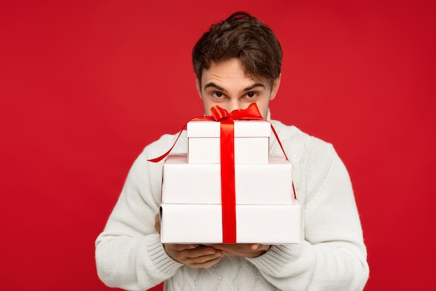 Primo piano su uomo sorridente in maglione lavorato a maglia isolato