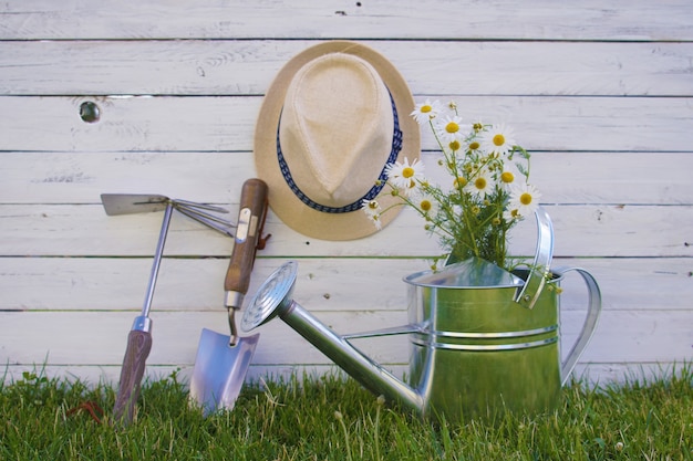 Primo piano sugli attrezzi da giardinaggio domestici davanti a un recinto