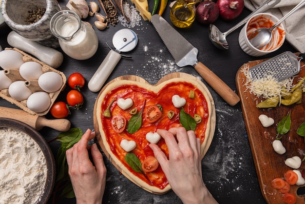 Primo piano sugli ingredienti della pizza margarita