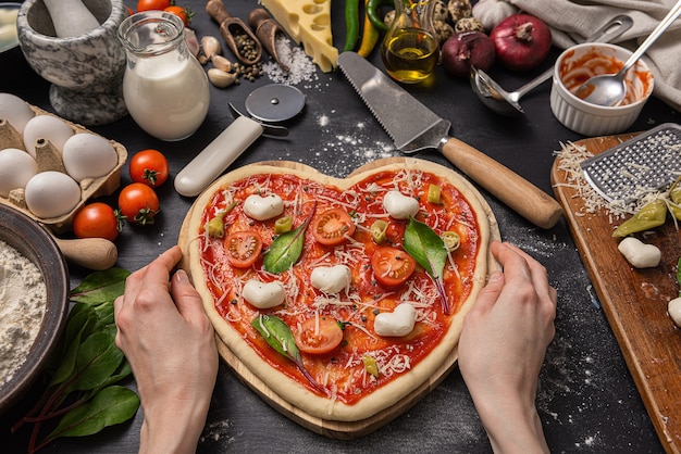 Primo piano sugli ingredienti della pizza margarita