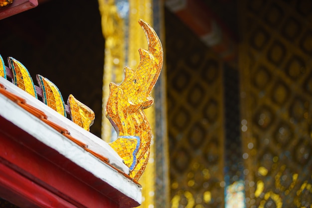 Primo piano sui dettagli del tempio color smeraldo, Thailandia