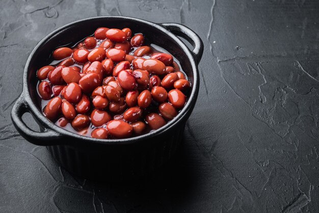 Primo piano sui fagioli rossi dolci in scatola giapponesi