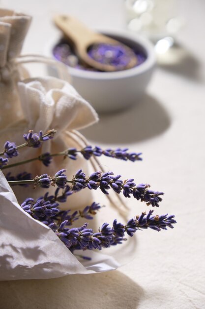 Primo piano sui fiori di lavanda secchi in carta da lucido bianca