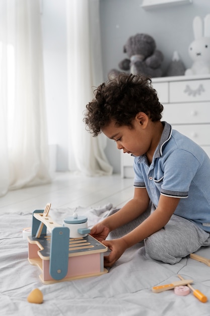 Primo piano sul bambino che si diverte con il gioco didattico