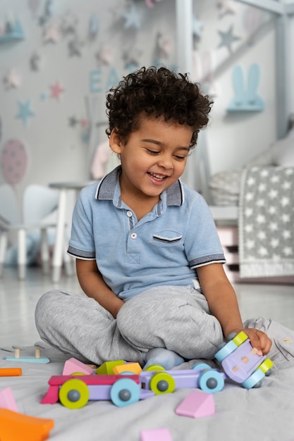 Primo piano sul bambino che si diverte con il gioco didattico