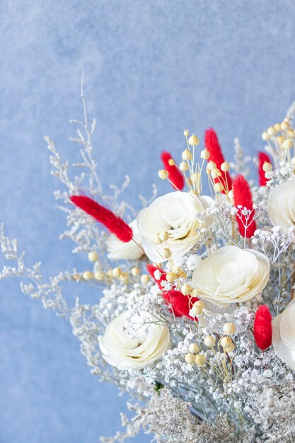 Primo piano sul bouquet di coloratissimi fiori secchi e rose bianche