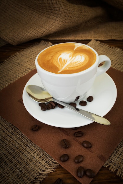 Primo piano sul caffè su uno sfondo di legno