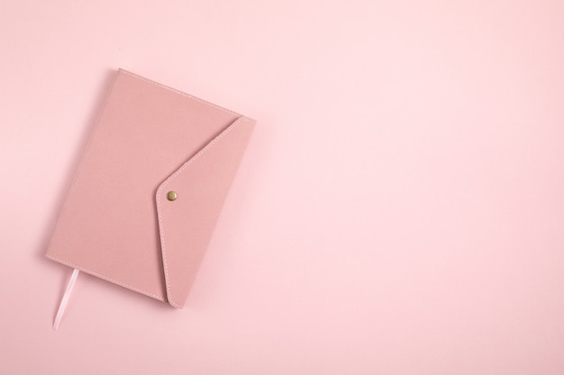 Primo piano sul design minimale del taccuino rosa