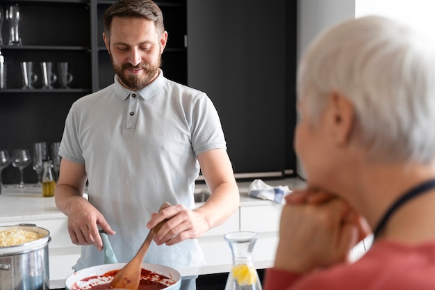 Primo piano sul figlio che cucina per sua madre