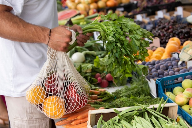 Primo piano sul giovane al mercato alimentare