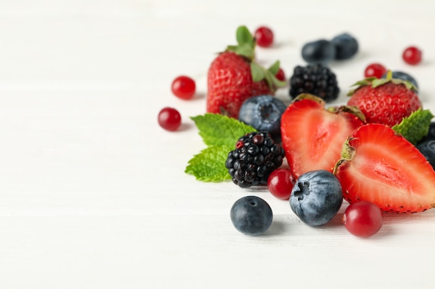 Primo piano sul mix di vari frutti di bosco freschi