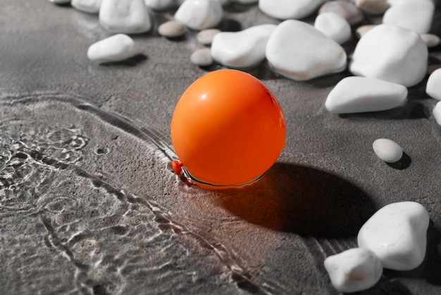 Primo piano sul palloncino che galleggia sull'acqua