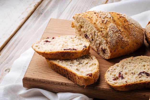 Primo piano sul pane di cereali muesli a fette sul bordo