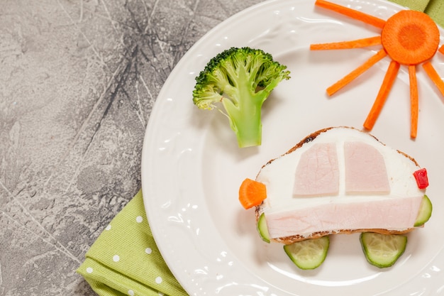 Primo piano sul panino divertente per i bambini