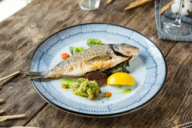 Primo piano sul pesce arrostito arrostito gastronomico delizioso