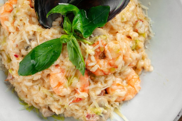 Primo piano sul risotto mediterraneo ai frutti di mare