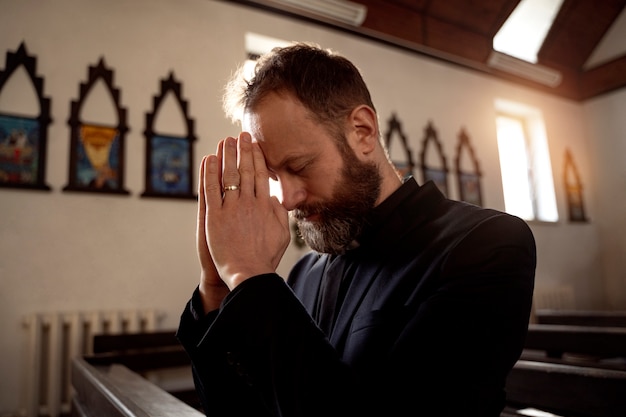 Primo piano sul sacerdote che prega