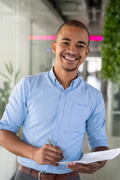 Primo piano sul sorriso del dipendente dell'azienda