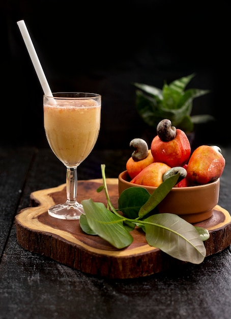 Primo piano sul succo di anacardi su una tavola di legno