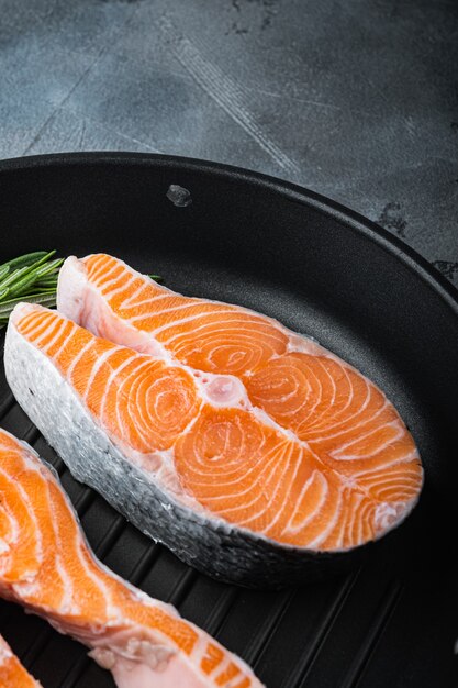 Primo piano sul taglio Salmone bistecca di pesce crudo