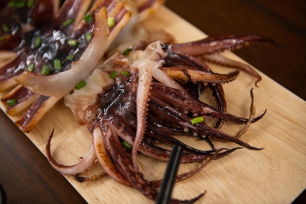 Primo piano sul tavolo Calamari alla griglia