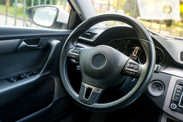 Primo piano sul volante dell'auto, design del salone