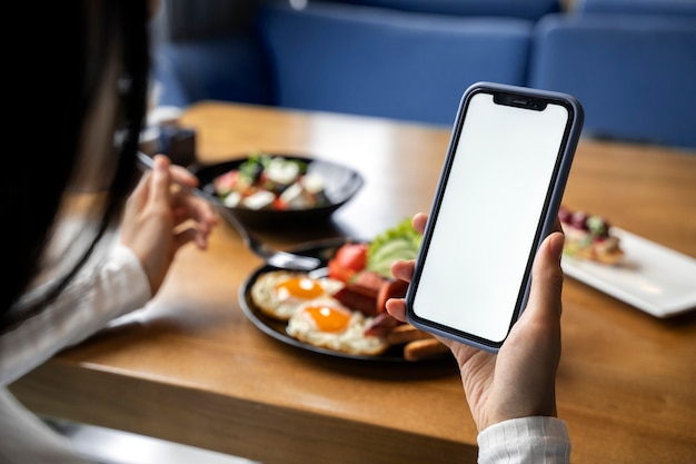 Primo piano sull'amante del cibo che mangia