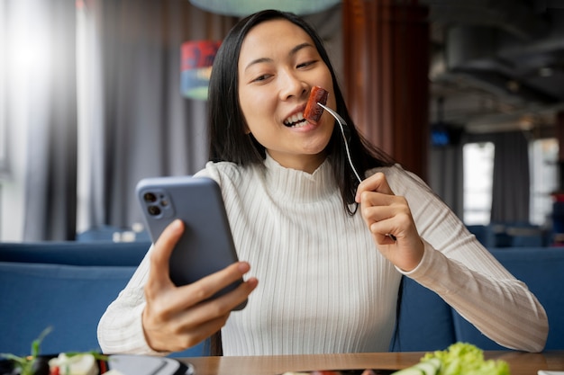 Primo piano sull'amante del cibo che mangia