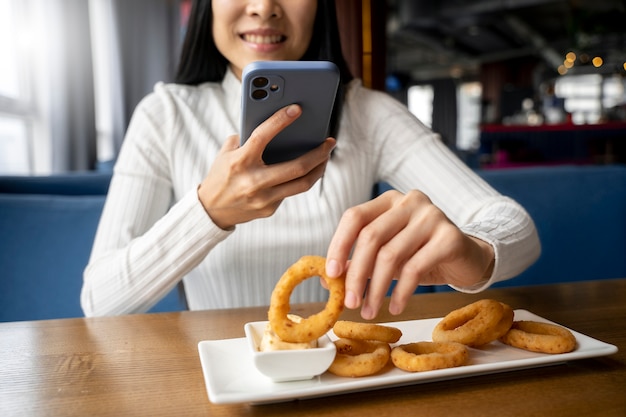 Primo piano sull'amante del cibo che mangia