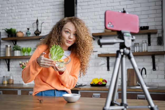 Primo piano sull'amante del cibo che mangia