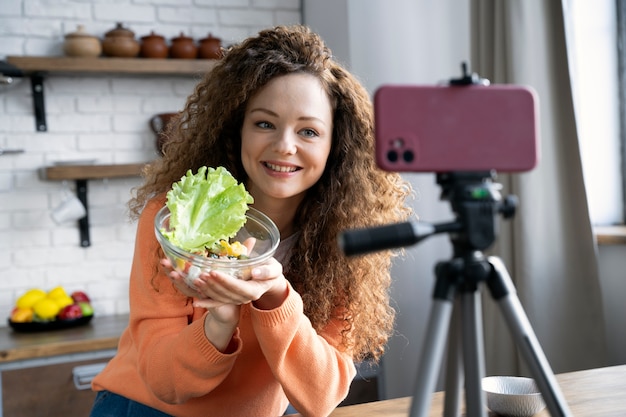 Primo piano sull'amante del cibo che mangia