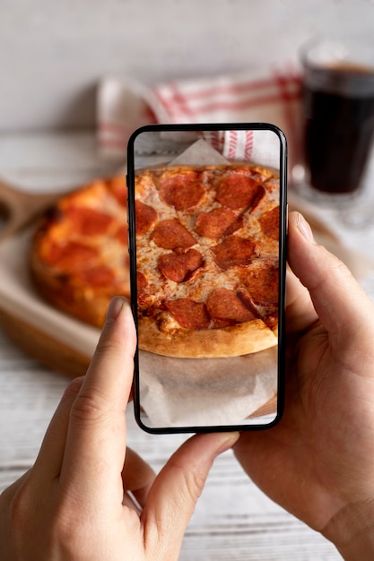 Primo piano sull'amante del cibo che scatta foto del pasto