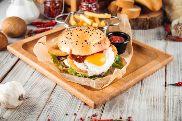 Primo piano sull'hamburger appetitoso con l'uovo fritto