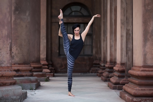 Primo piano sulla ballerina sulla strada