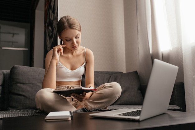 Primo piano sulla bella donna che lavora con il computer portatile