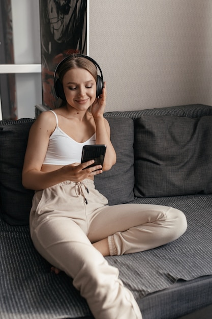 Primo piano sulla bella giovane donna che ascolta la musica