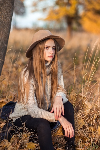 Primo piano sulla bella ragazza con i capelli lunghi