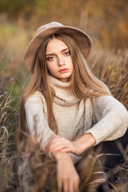 Primo piano sulla bella ragazza con i capelli lunghi