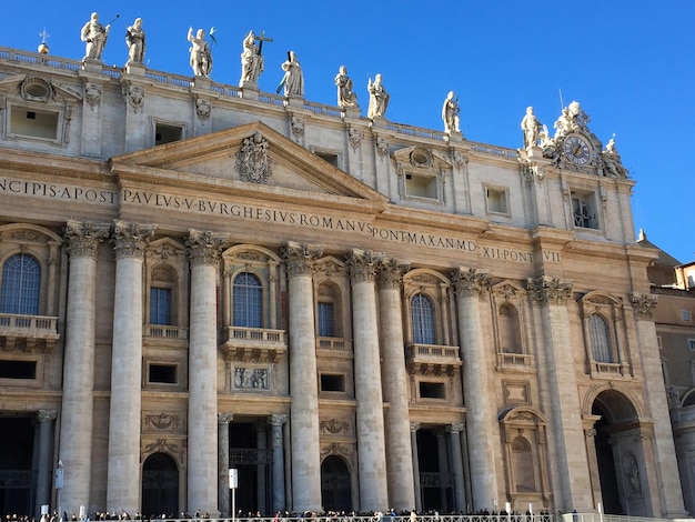 Primo piano sulla cattedrale contro il cielo blu Vaticano