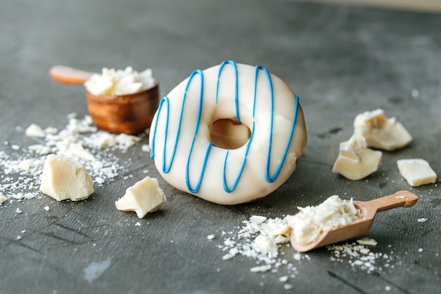 Primo piano sulla ciambella glassata al cioccolato bianco