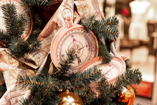 Primo piano sulla decorazione dell'albero di Natale con le bussole e le mappe