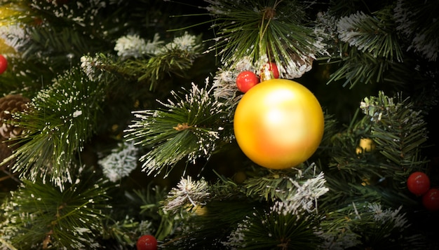 Primo piano sulla decorazione dell&#39;albero di Natale sopra priorità bassa festiva