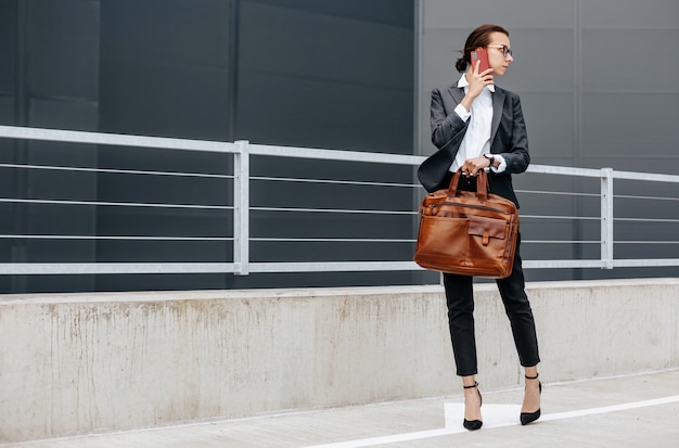 Primo piano sulla donna che parla al telefono