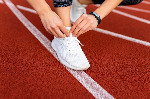 Primo piano sulla donna che si prepara a correre